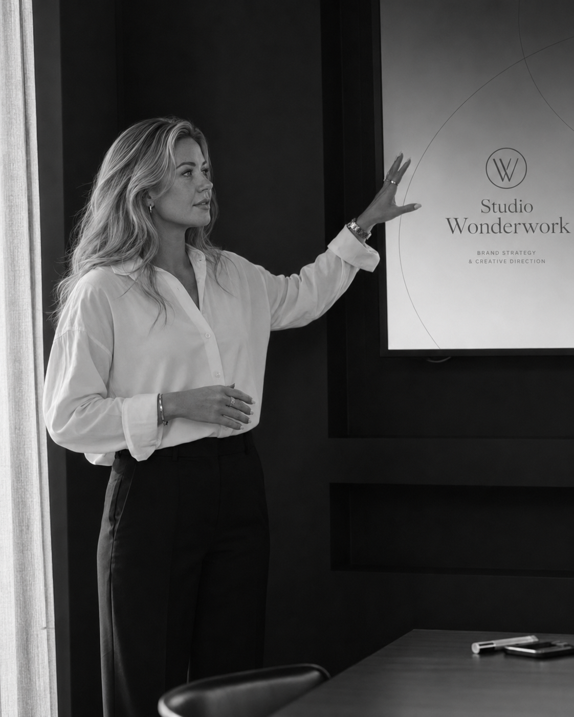 Nienke van Studio Wonderwork tijdens een strategische presentatie